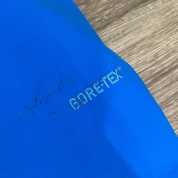 Patagonia size medium waterproof jacket - Picture 3 of 4